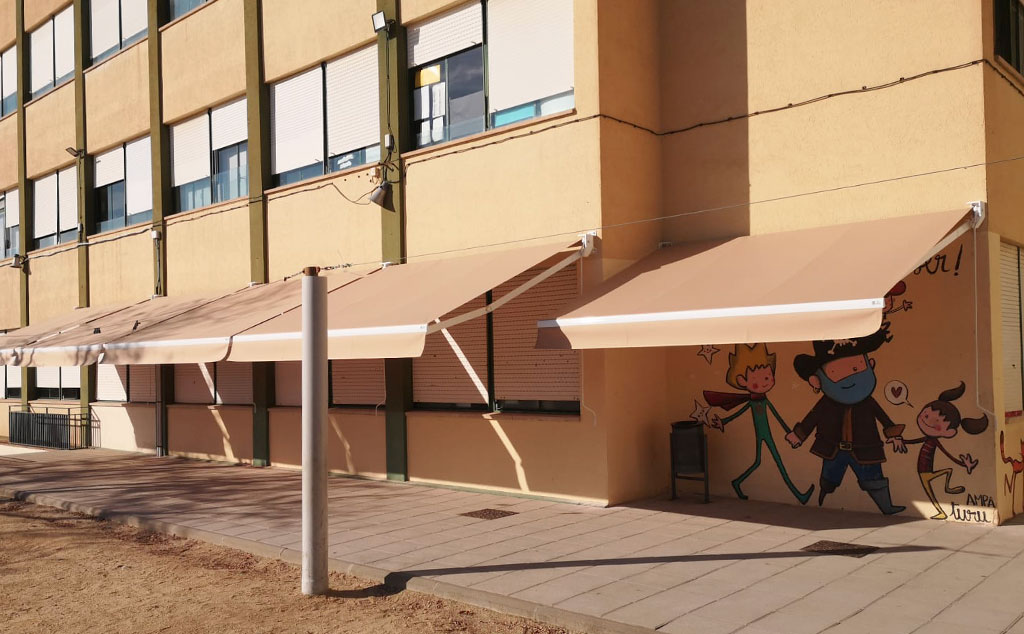Instalación de toldos articulados en la Escola Cirera de Mataró